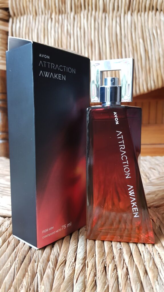 Detalle Caja y Frasco sin tapa Perfume Attraction Awaken for Him Avon