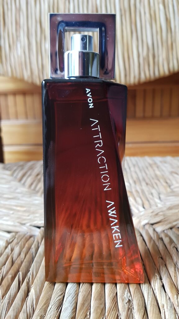 Detalle Frasco Perfume Attraction Awaken El Avon